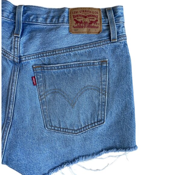 levi 501s button fly distressed light wash denim shorts size 29 - Picture 4 of 7